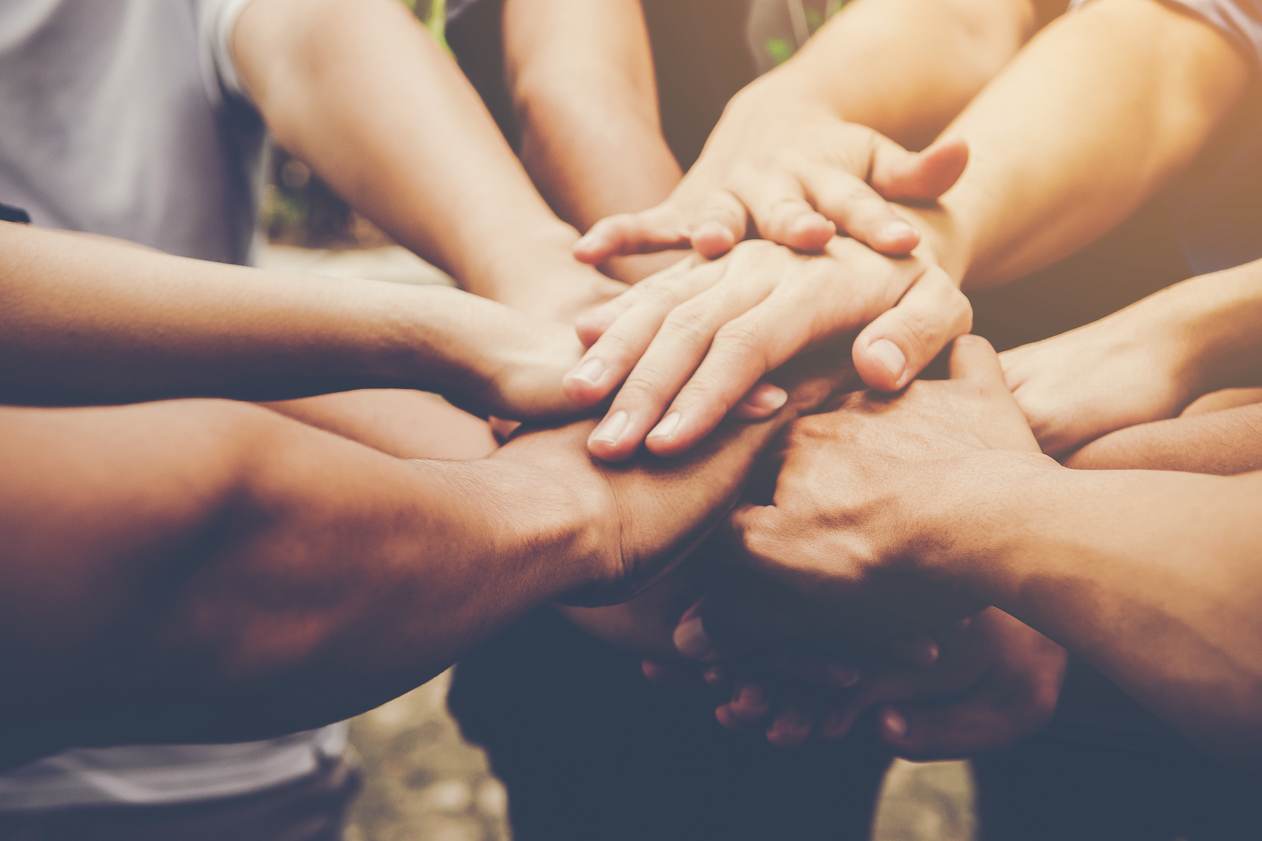 Equipo de trabajo uniendo sus manos